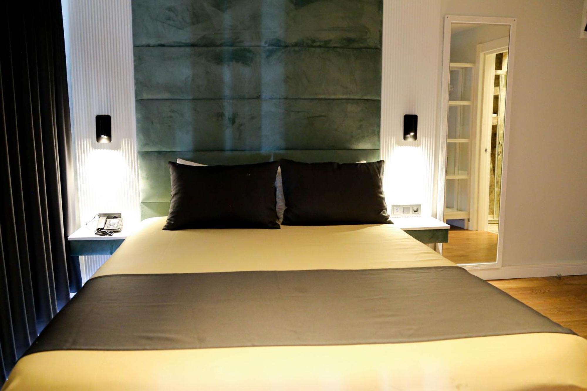 Axu Airport Hotel Arnavutkoy Exterior photo A bedroom at the hotel