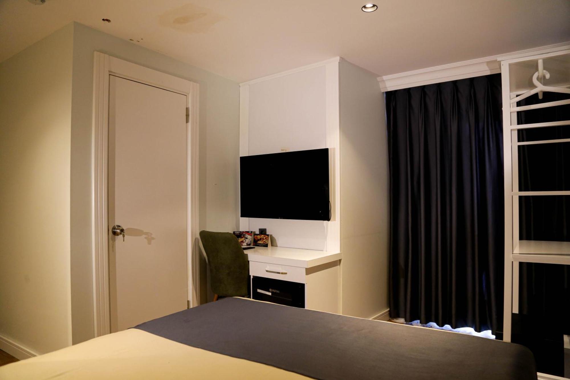 Axu Airport Hotel Arnavutkoy Exterior photo A room at the hotel