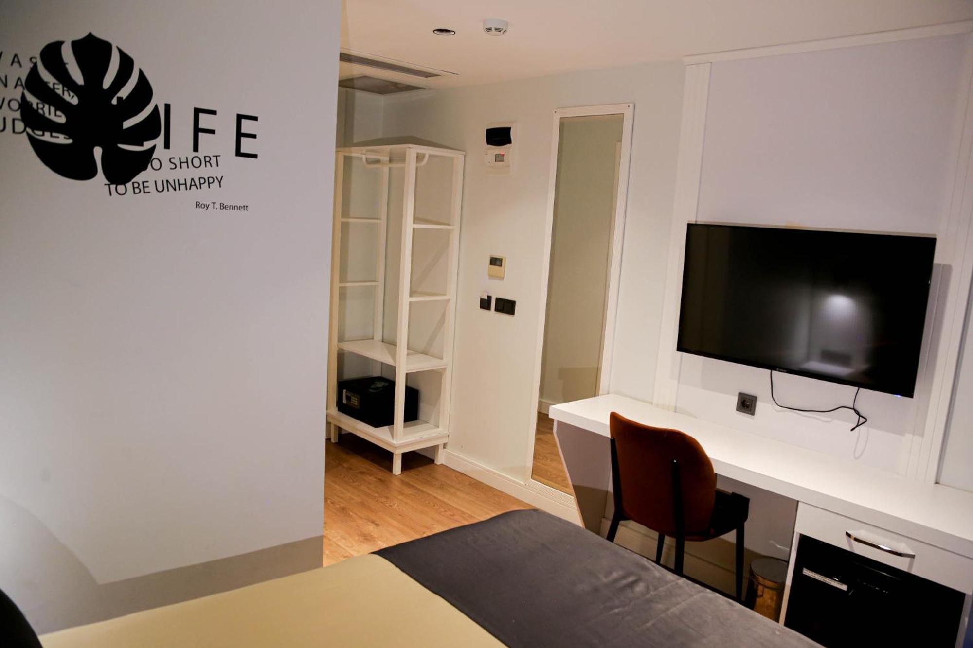Axu Airport Hotel Arnavutkoy Exterior photo A room at the hotel
