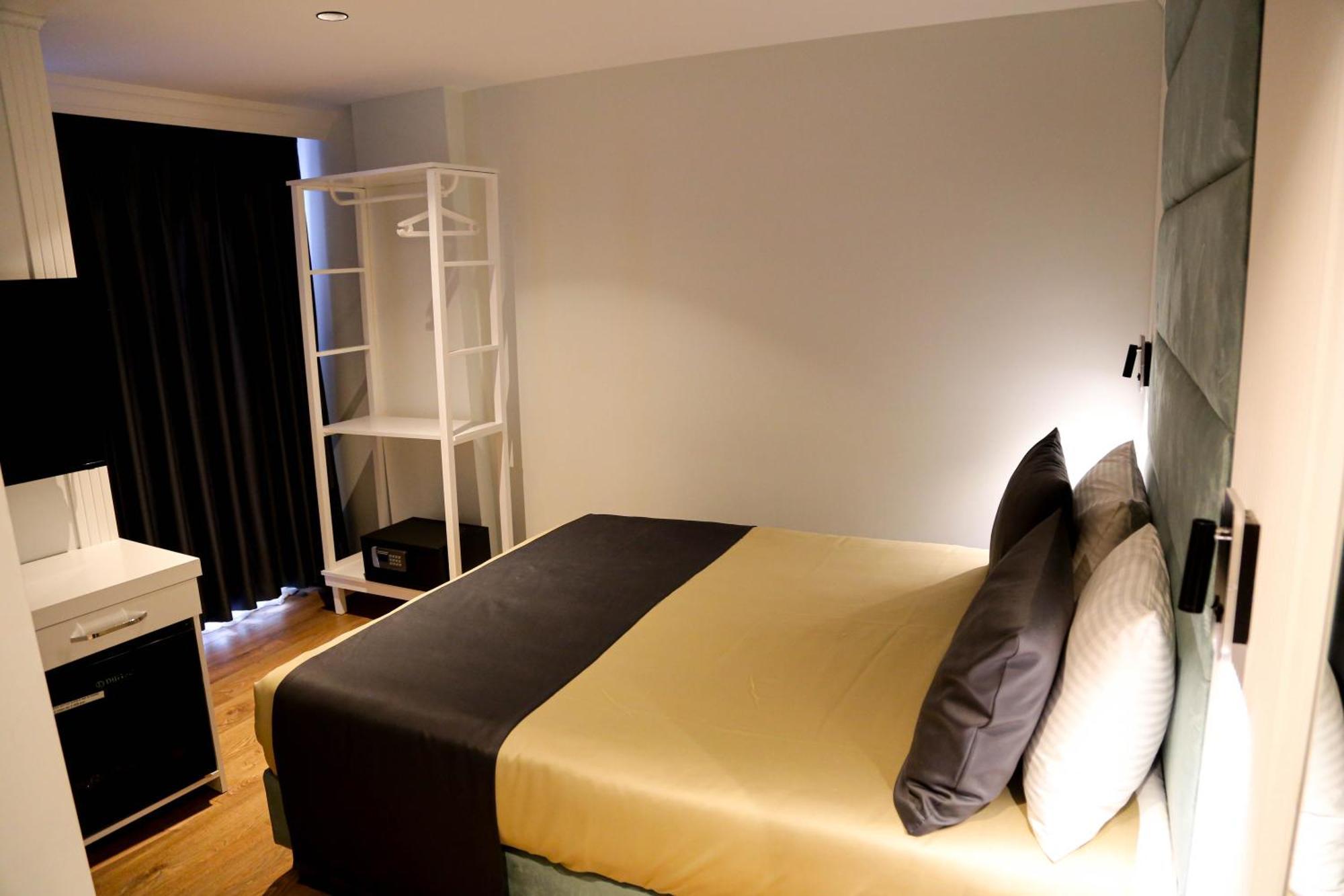 Axu Airport Hotel Arnavutkoy Exterior photo A room at the hotel