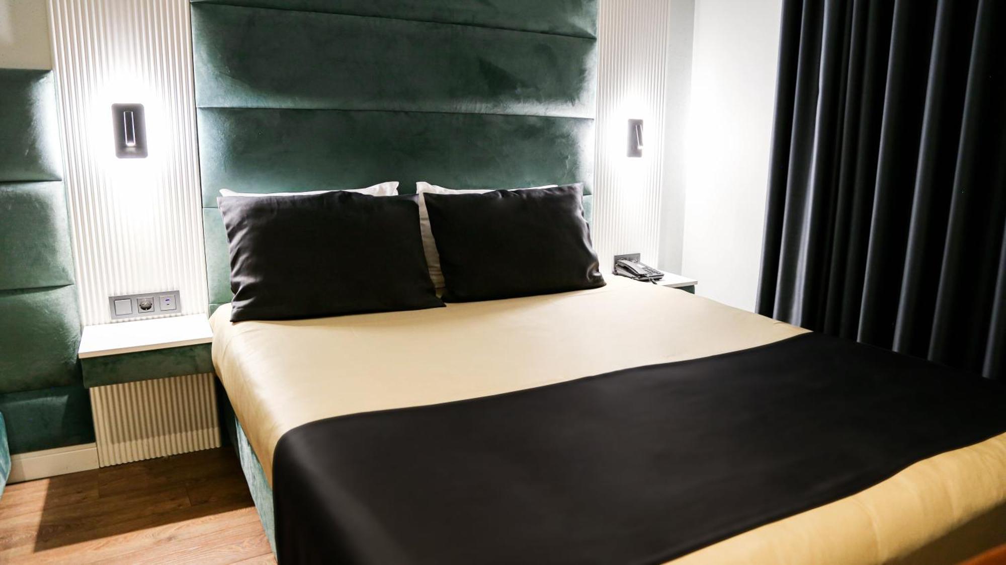 Axu Airport Hotel Arnavutkoy Exterior photo A bed with a bed runner